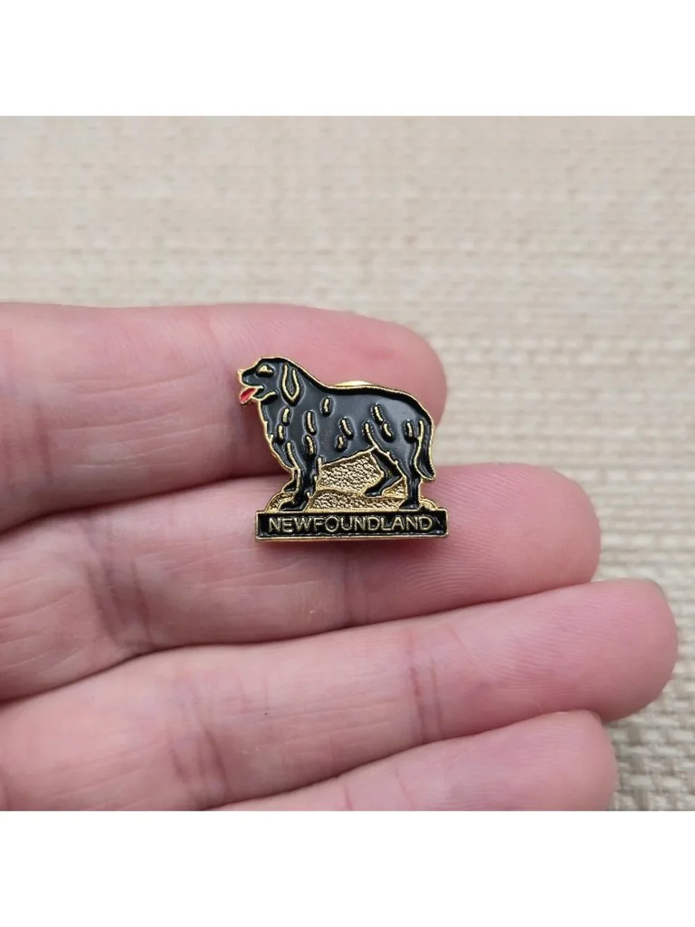 Vintage Gold Tone Black Newfoundland Dog Breed Souvenir Enamel Lapel Pin A8463